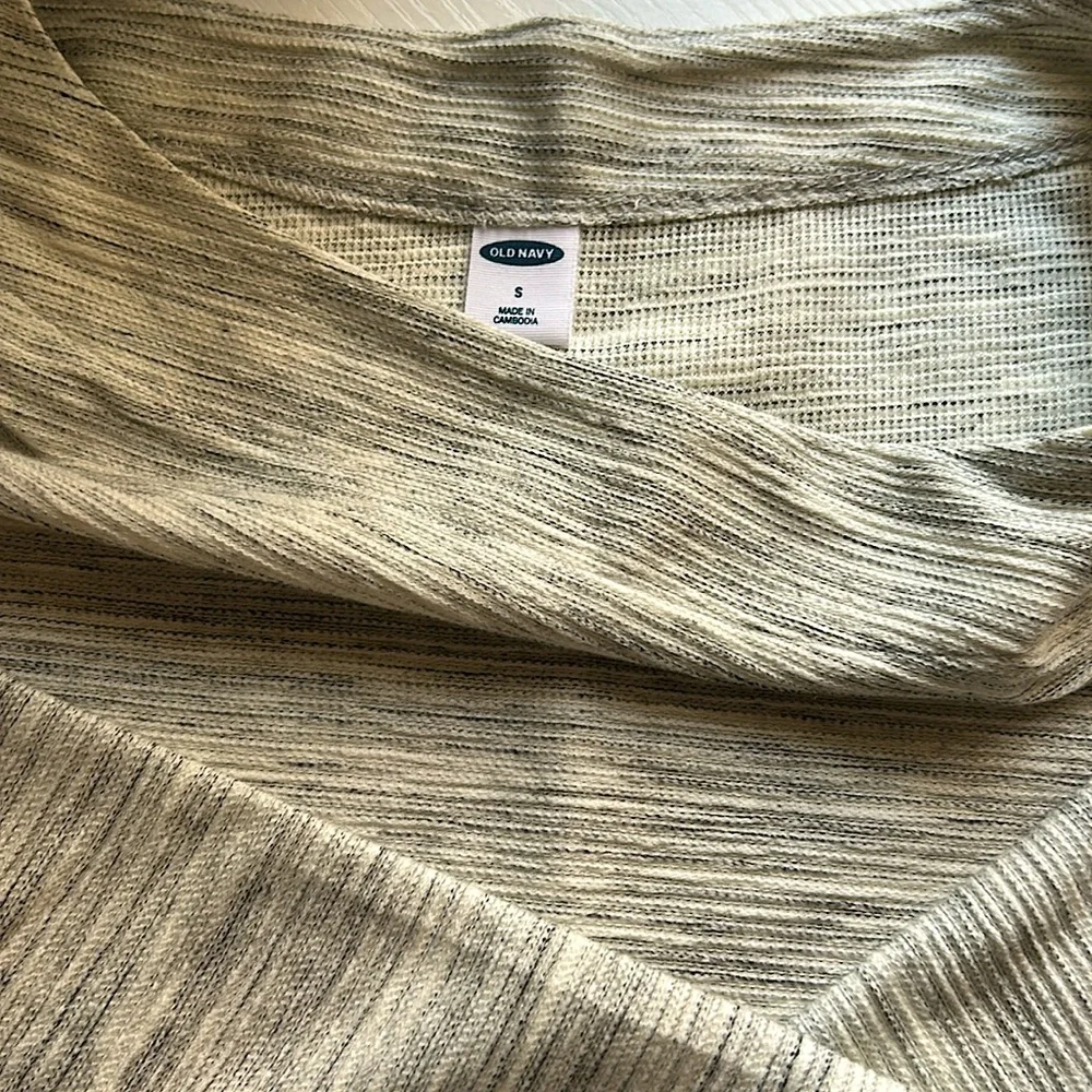 NWT Old Navy gray and cream Knit Top boat neck bell sleeved size S - Picture 2 of 3
